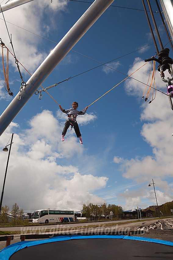 Trampolinehopping på Beitostølen under et Barnas Turlagsarrangement.