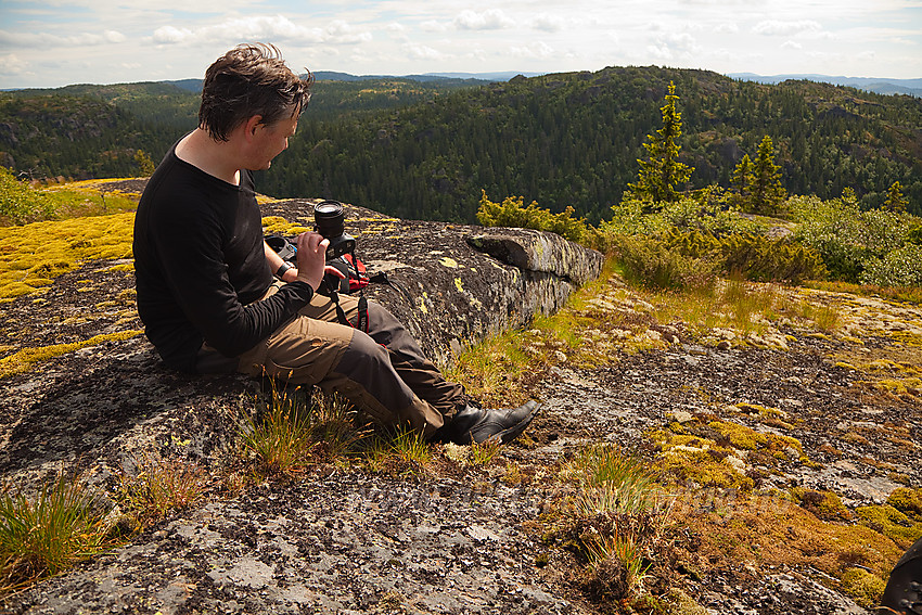 Pause på toppen av Vardefjell i Sauherad. Skåråfjell i bakgrunnen.