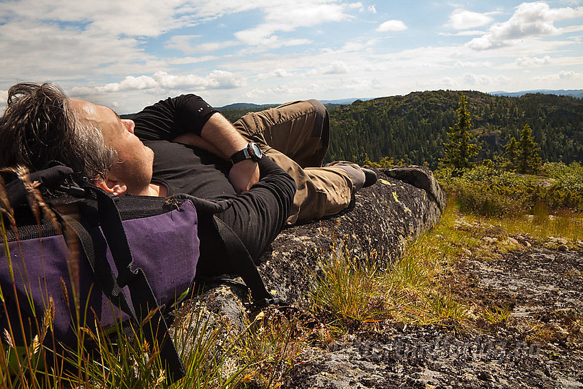 Pause på toppen av Vardefjell i Sauherad. Skåråfjell i bakgrunnen.