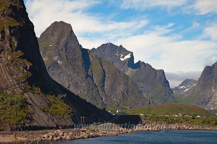 Fjell ved Reine i Lofoten.