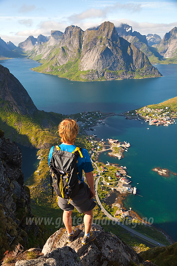 Utsikt fra Reinebringen mot Reine, Reinefjorden og Olstinden.