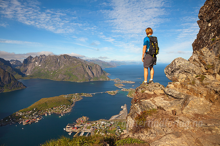 Utsikt fra Reinebringen mot Reine.