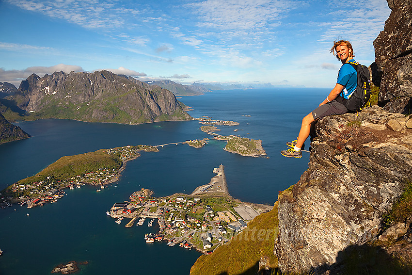 Utsikt fra Reinebringen mot Reine.