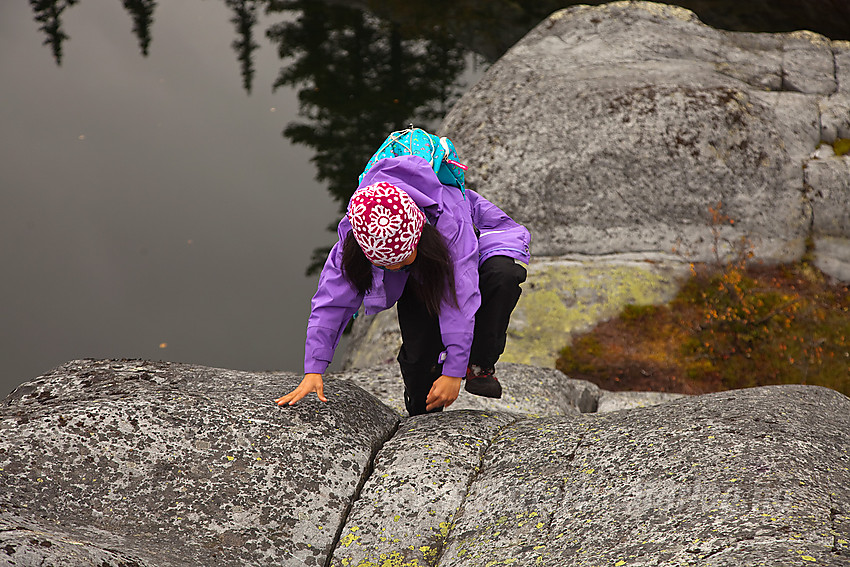 Klyving på svaberg ved Kvitingen.