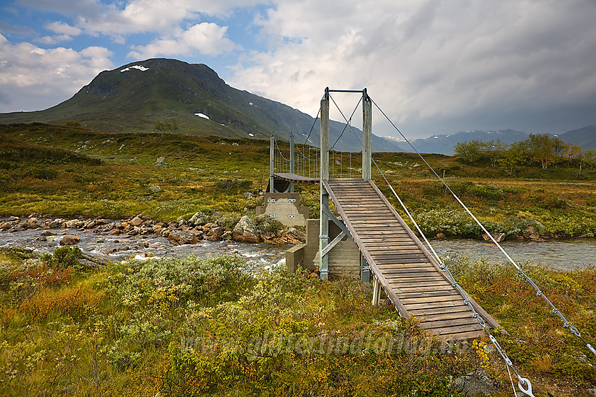 Hengebro over Dingla ved Olefjorden. Yksnnøse i bakgrunnen.