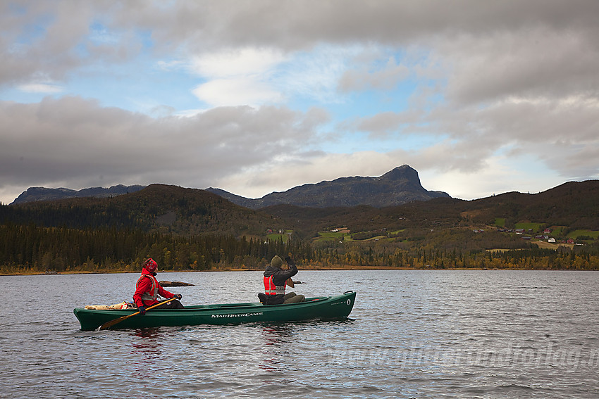 Padling på Øyangen i regi av Beito Huskytours. Bitihorn i bakgrunnen.