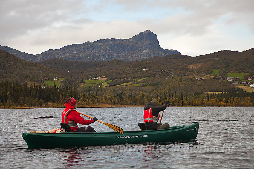 Padling på Øyangen i regi av Beito Huskytours. Bitihorn i bakgrunnen.