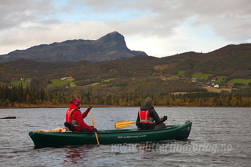 Padling på Øyangen i regi av Beito Huskytours. Bitihorn i bakgrunnen.