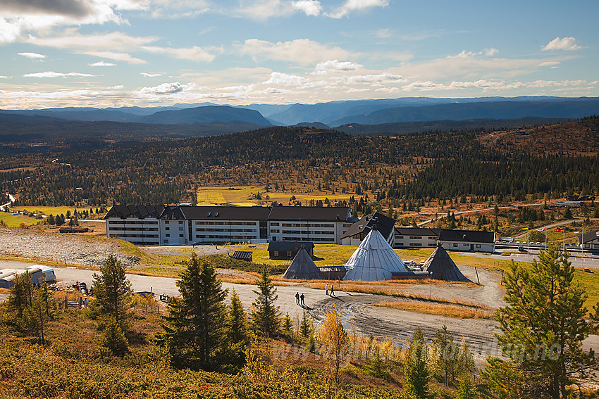 Mot Storefjell Høyfjellshotell med Veikulnatten i det fjerne.