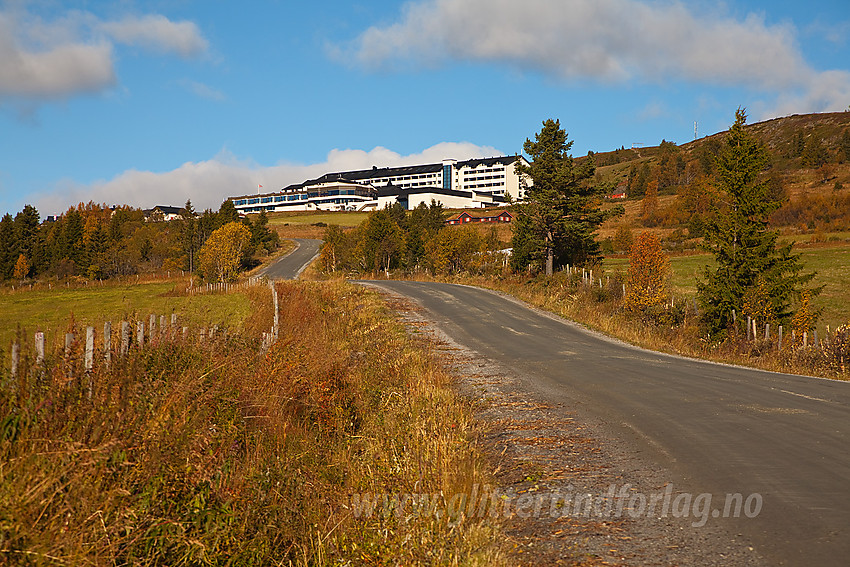 Veien opp mot Storefjell Høyfjellshotell.