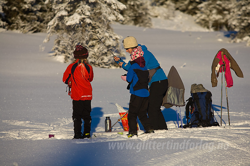 Pause ved gapahukene på Neverset på tur til Skardåsen.