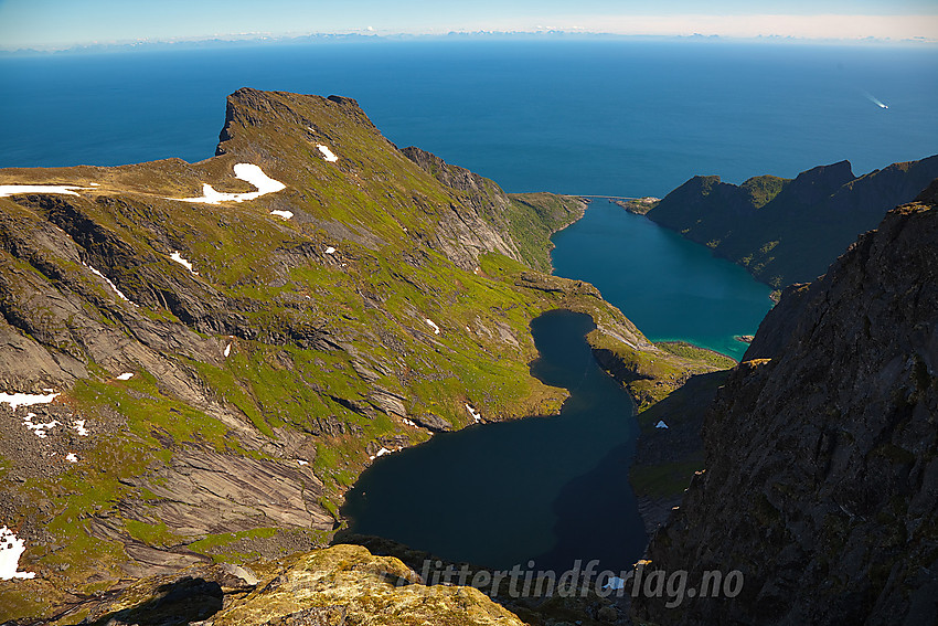 Mot Reinekallen, Austerdalsvatnet og Djupfjorden.