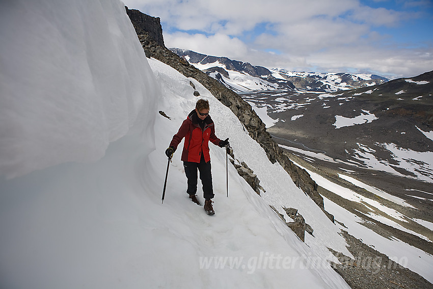 Bratt oppstigning på snø fra Veodalen mot Styggehøryggen.