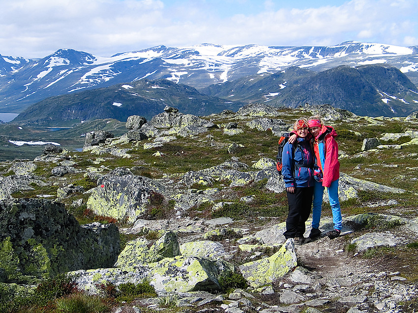 På tur til Gravolskampen. I bakgrunnen Gjendealpene med Kalvehøgde, Mefjellet og Synshorn.