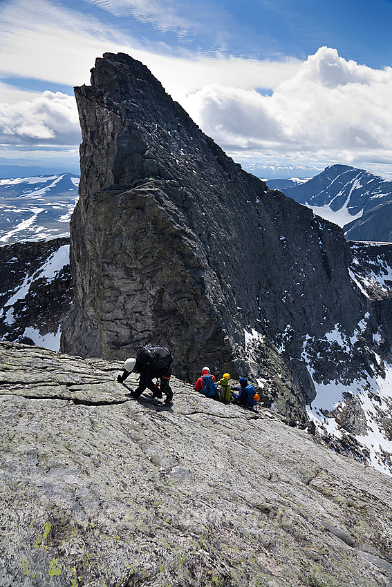 Standplass på klatring mot Hettpiggen fra vest. Snøhettas Vesttopp i bakgrunnen.