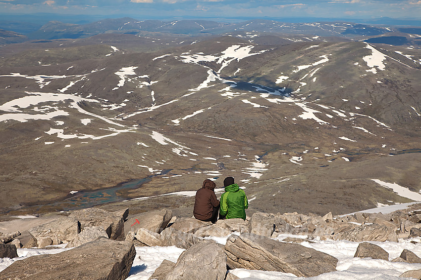 Et par nyter utsikten mot øvre del av Stroplsjødalen fra Snøhetta.