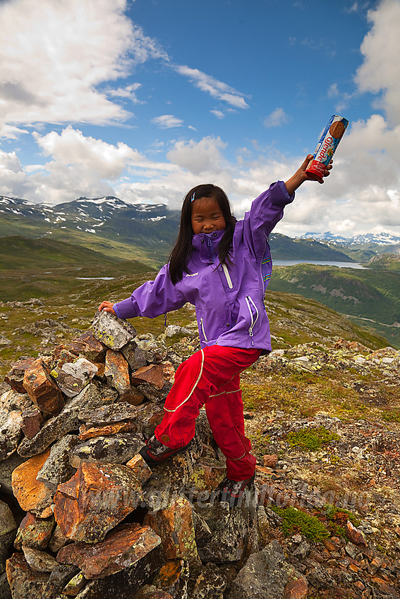 På toppen av Raudhorn. Mugnetinden i bakgrunnen.