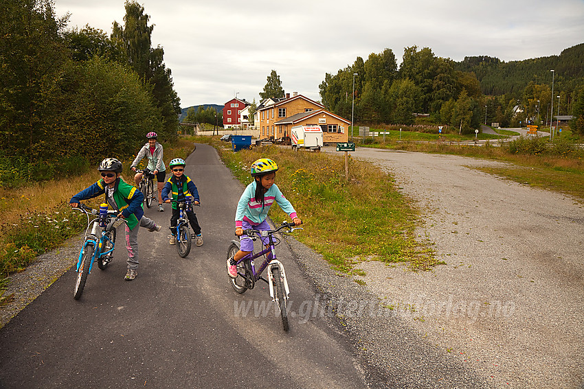 På tur langs sykkelveien fra Leira til Aurdal. Her like ved Leira stasjon.