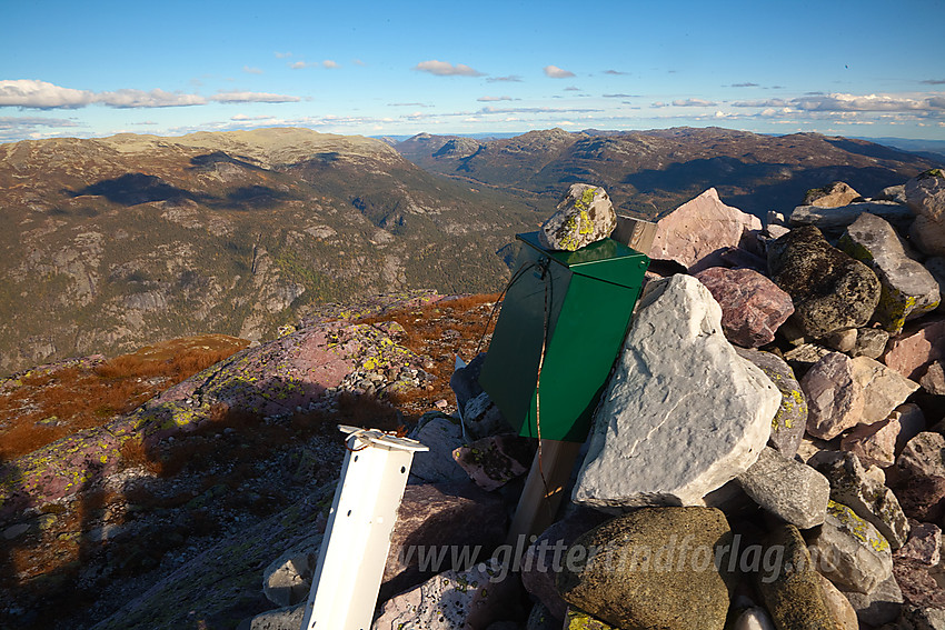 På toppen av Skorvetoppen. I bakgrunnen ses bl.a. Mælefjell.