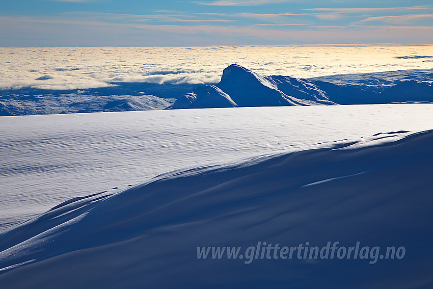 På tur til Rasletinden en flott novemberdag. Bitihorn i bakgrunnen.