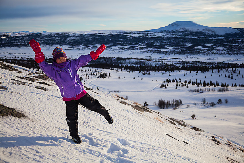 På toppen av Synhaugen med Rundemellen i bakgrunnen.