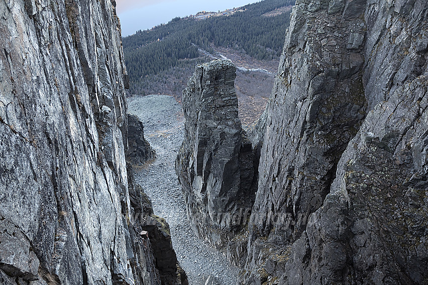 Imponerende formasjoner i nordveggen på Bergsfjellet mot Vangsmjøse.