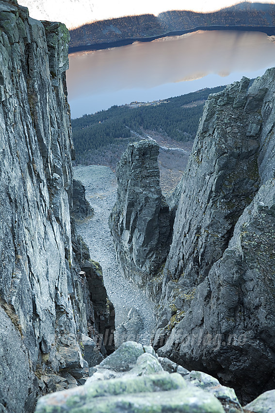 Imponerende formasjoner i nordveggen på Bergsfjellet mot Vangsmjøse.