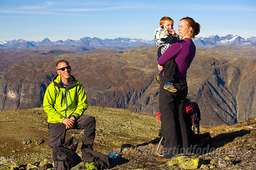 Barnefamilie på toppen av Bergsfjellet med Jotunheimen i bakgrunnen.