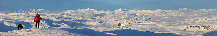 På topplatået på Skørsnøse en januarettermiddag med tindene i Jotunheimen fra Hurrungane til sentrale deler i bakgrunnen.