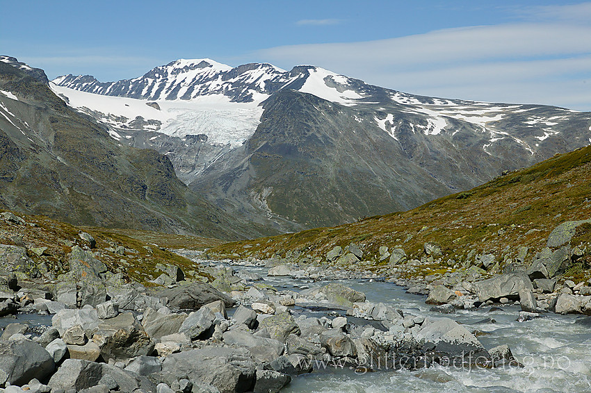 Nedenfor Hellstugubrean ved Hellstuguåe. I bakgrunnen ses Galdhøpiggen og Svellnosbrean sentralt.