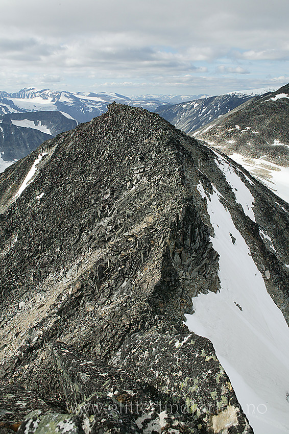 Utsikt fra Memurutinden V3 (2243 moh.) i nordvestlig retning mot Memurutinden V2 (2238 moh).