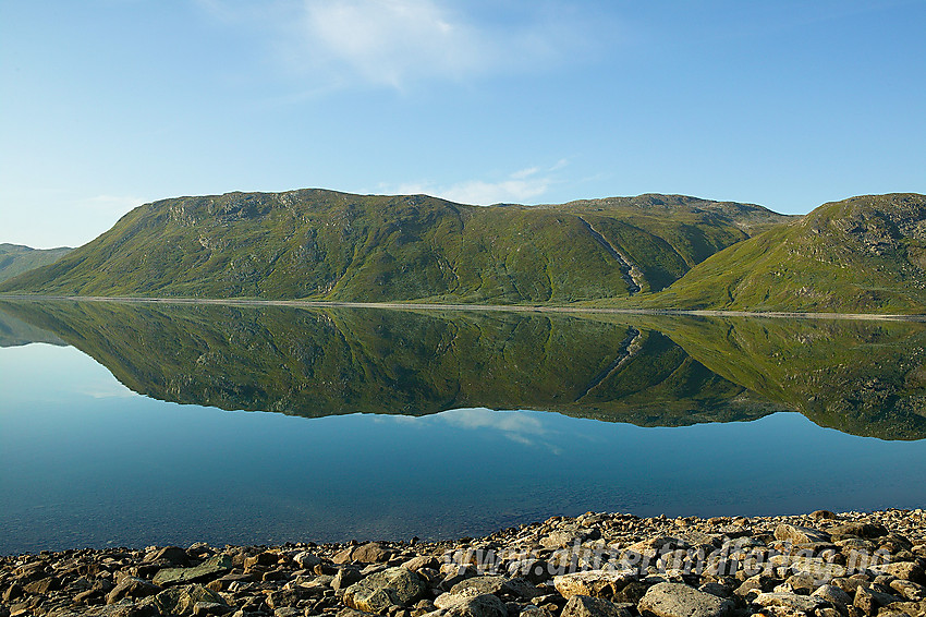 Ved Bygdins nordbredd en drømmedag. På andre siden ses Grøneberget (1390 moh) og navnløs topp på Skjeldrane (1459 moh, litt lenger til høyre).