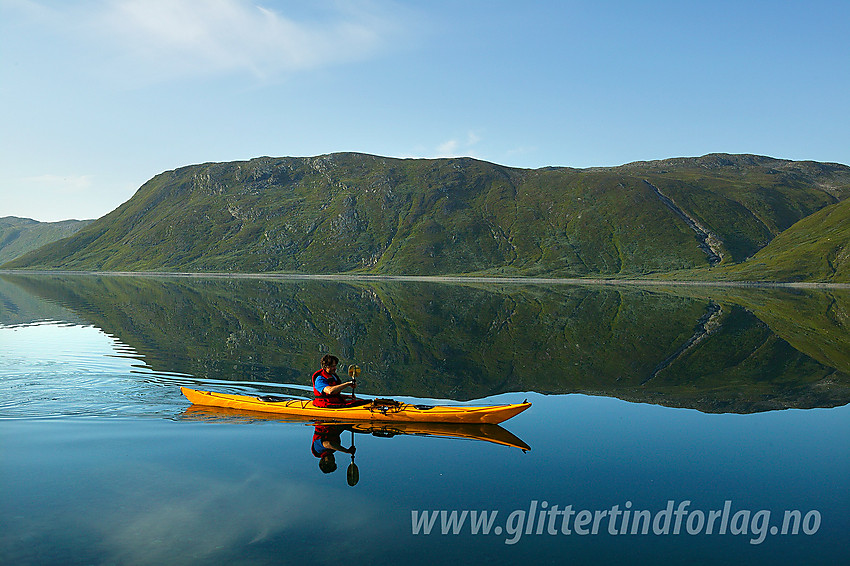 Padling på Bygdin like ved Nybue. På andre siden ses bl.a. Grøneberget (1390 moh).