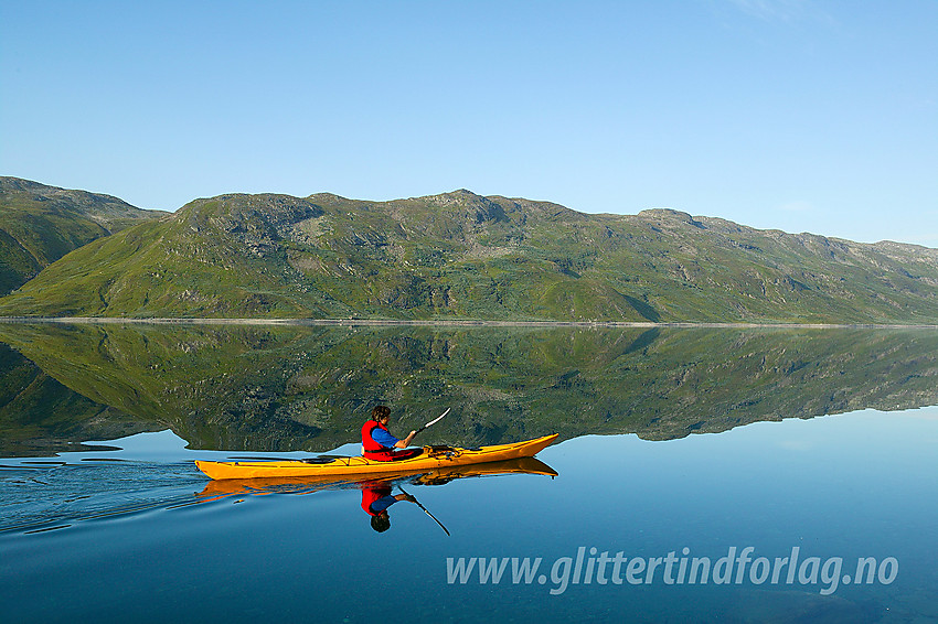 Padling på Bygdin like ved Nybue. På andre siden ses bl.a. fjellene rundt Vølohornet (1492 moh).