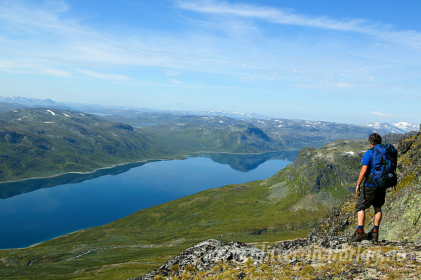 I lia opp mot Torfinnstindane fra sør mot Bygdin. Man ser på andre siden bl.a. Vølohornet, Vølodalen og Dryllenøse.