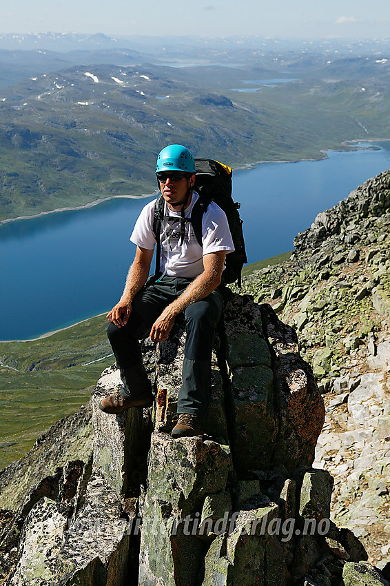 Pause på et markert fremspring som kløver "normalrenna" til Øystre Torfinnstinden i to.