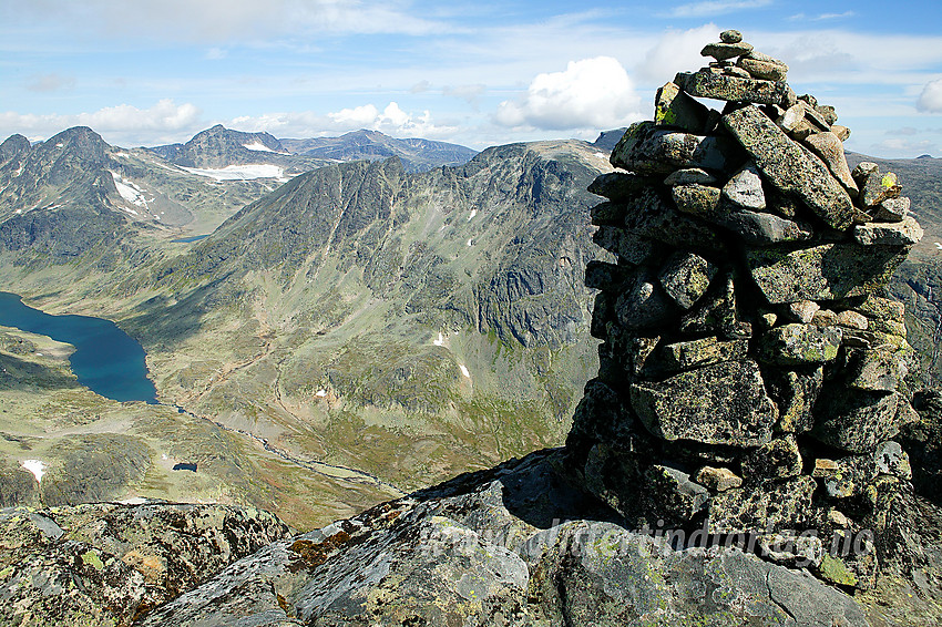 Varden på toppen av Øystre Torfinnstinden (2120 moh). I bakgrunnen utsikten i nord til nordøstlig retning mot bl.a. Svartdalen, Leirungstindane og Leirungskampen.