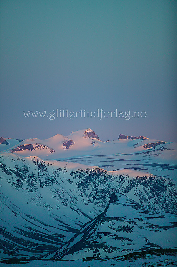 Fra Store Kvitingskjølen ved soloppgang med utsikt sørvestover i retning Galdhøpiggen.
