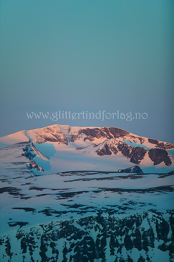 Soloppgang over Nordøst-Jotunheimen sett fra Kvitingskjølen. Her med Grotbrean, Glittertinden og Trollsteineggje, for å nevne noe.