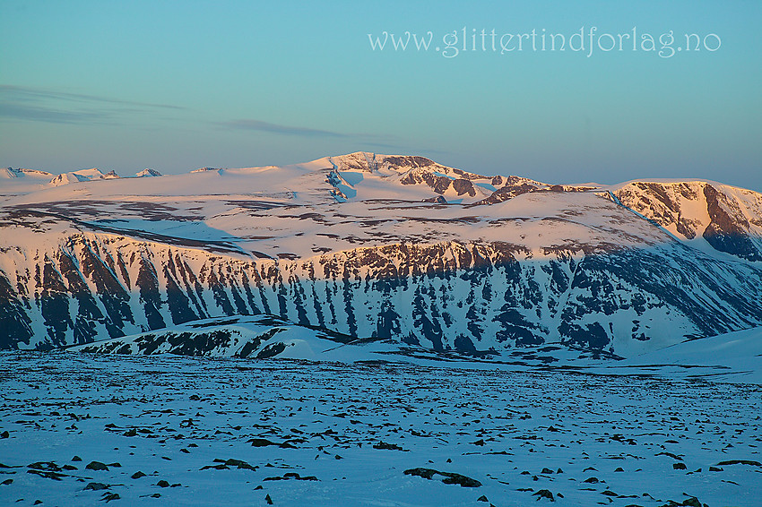 Utsikt fra Kvitingskjølen mot Glittertinden og Trollsteinhøe en flott vårmorgen. Den langstrakte snøflata til venstre for Glittertinden er Gråsubrean.