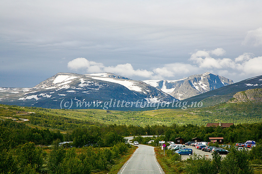 Ved Reinsvangen parkering nær Maurvangen mot Rasletinden og Munken.