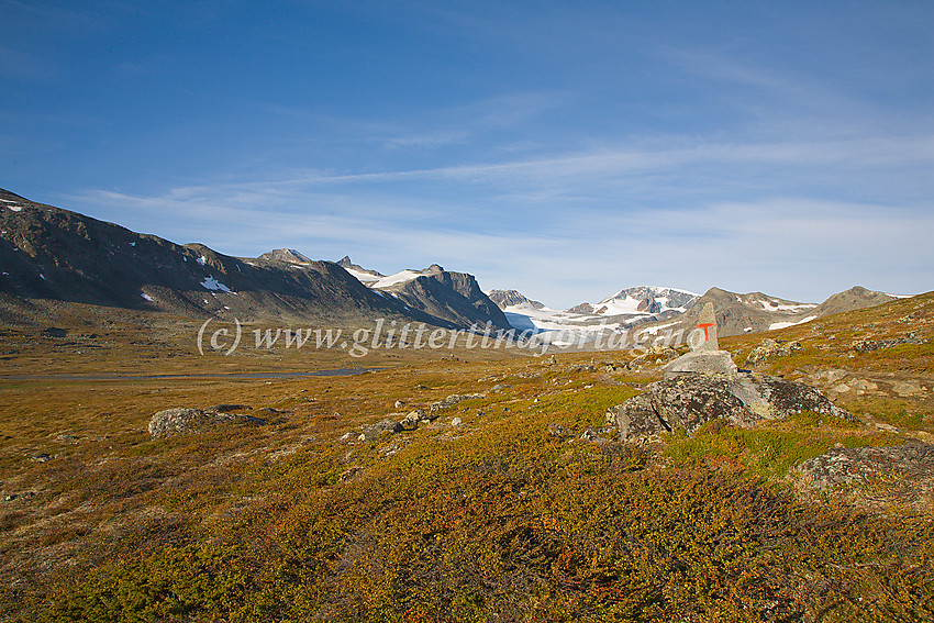 Rød T viser vei på stien mellom Glitterheim og Spiterstulen. I bakgrunnen bl.a. Veobrean og Leirhøe (2330 moh)