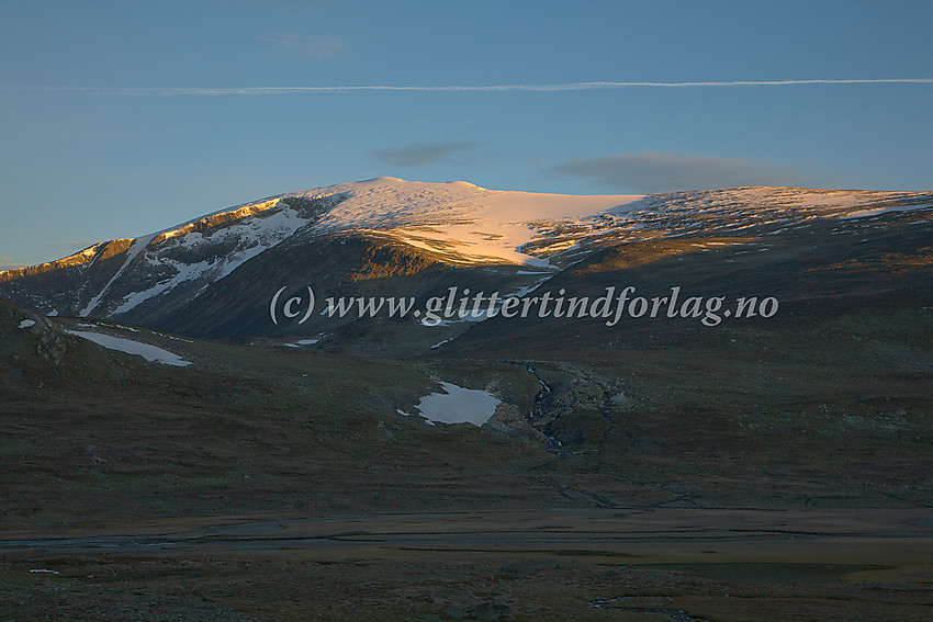 Morgenstemning i Veodalen med Glittertinden badet i morgensol.