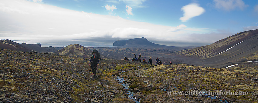 På vei opp Ekerolddalen mot breen på Beerenberg. Det er ikke mye rennende vann på Jan Mayen, men denne bekken var et unntak. Vannet smakte atpåtil ikke så verst. I bakgrunnen Jamesonbukta og Eggøya. Den som ser godt etter vil også kunne se seilbåten vår.