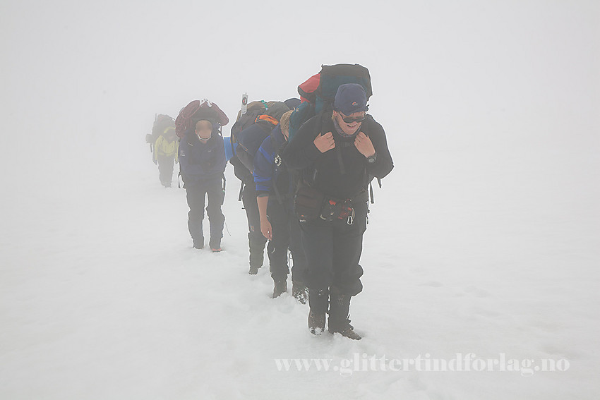 Med tunge ryggsekker gjennom tåka på vei opp til "basecamp" på Beerenbergmassivet. 