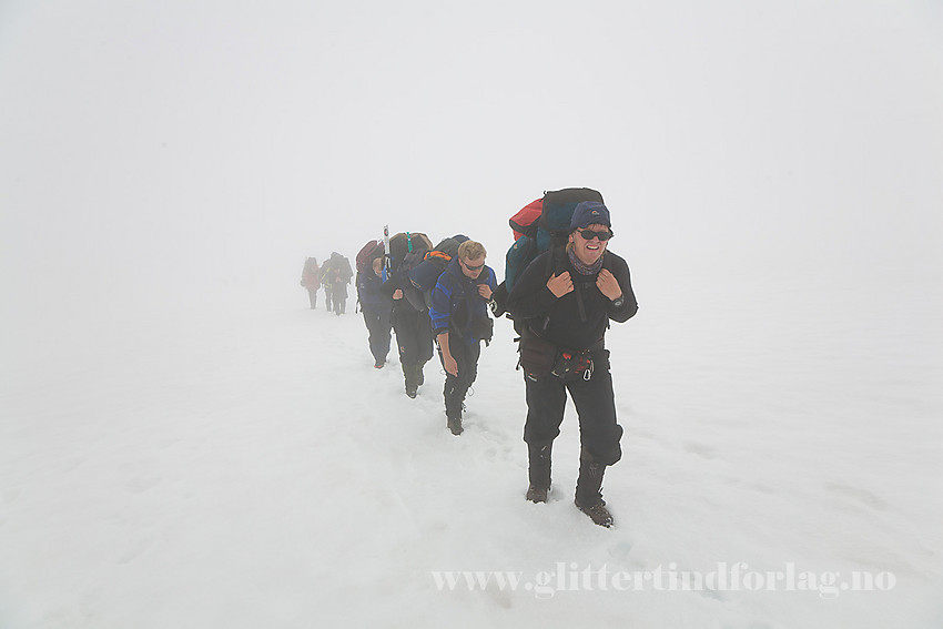 Med tunge ryggsekker gjennom tåka på vei opp til "basecamp" på Beerenbergmassivet. 