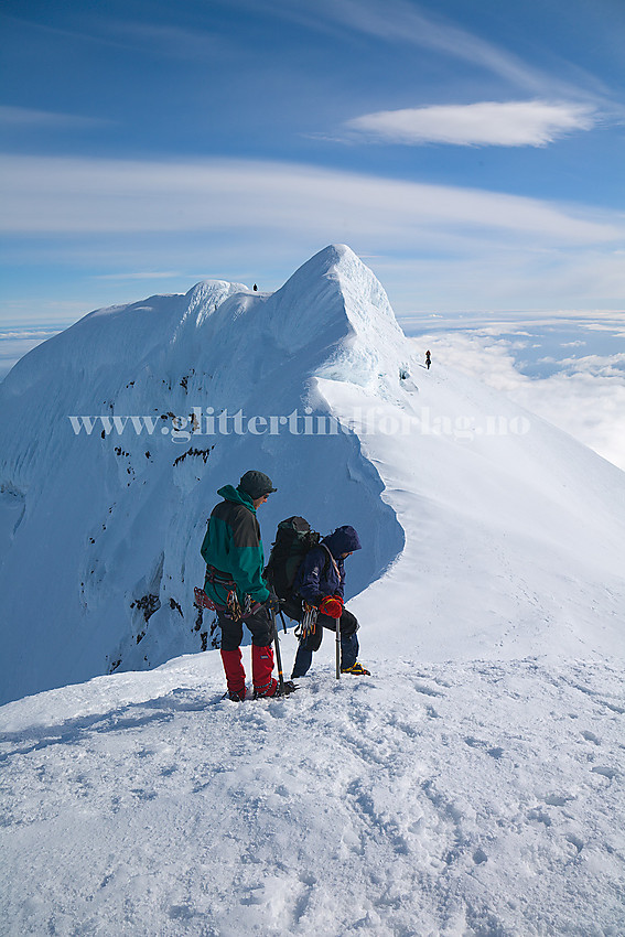 På vei ned på sørsiden av "Sukkertoppen", like sør for Haakon VII Topp. På bildet ser vi Fortoppen på vel 2250 moh. Snøeggen på nordsiden her fristet ikke så veldig, så vi rundet den på vestsiden alle mann. (To personer er i ferd med å gå forbi den i bakgrunnen på bildet.)