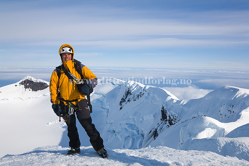 På toppen av Haakon VII Topp (2277 moh) med kraterkanten sørover i bakgrunnen. På bildet ser man de fleste av kulene mellom Haakon VII og Mercantontoppen.