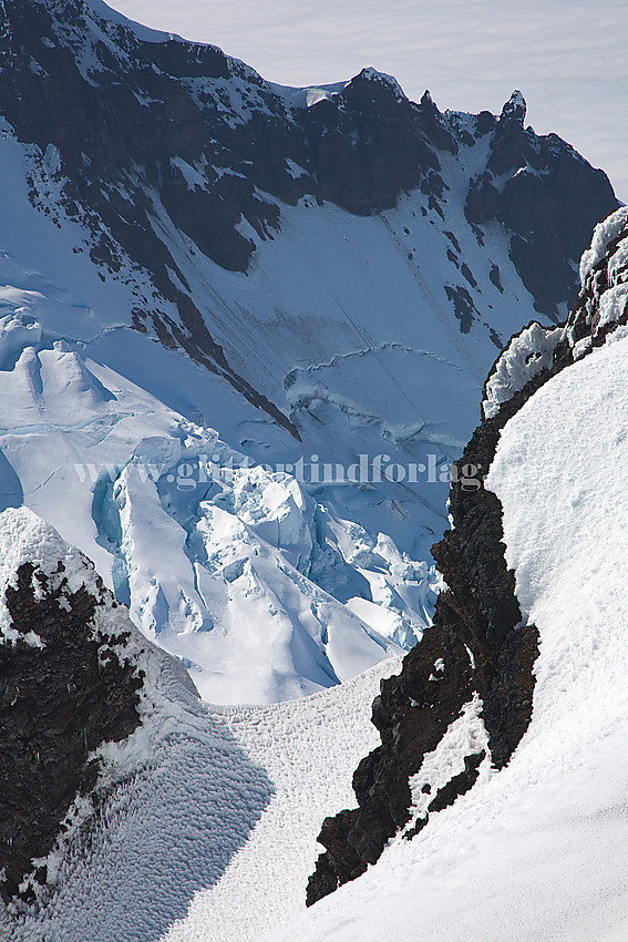 Utsikt fra Hakluyttoppen ned mot Weyprechtbreen og nord til nordvestryggen fra Kong Haakon VII Topp med Kongshamaren som den markerte pinakkelen.