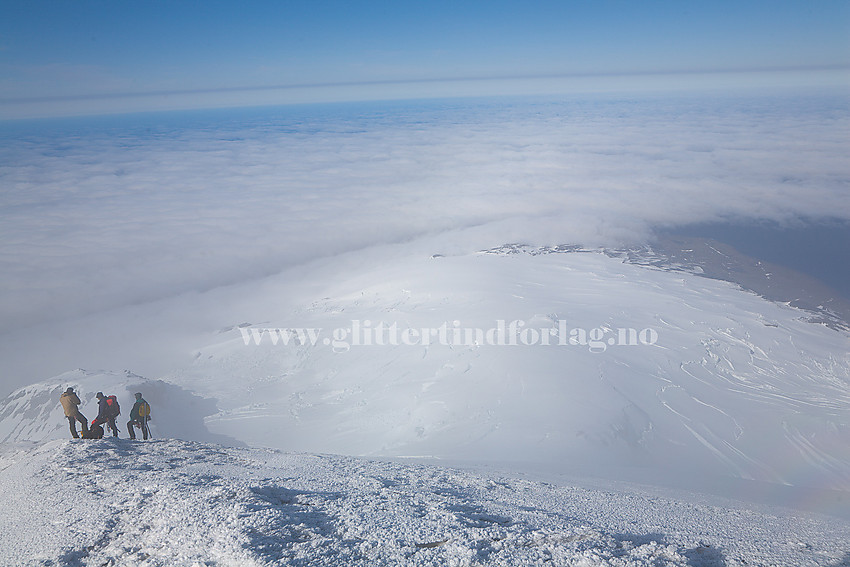 Fra Hakluyttoppen mot nordøstspissen på Jan Mayen. Den vidstrakte breen er Kronprinssesse Märthas Bre, mens brearmen til venstre er Kjerulfbreen. Sistnevnte stopper ikke før den kalver i havet.